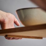 Zwei sich an der Unterseite des Serviertabletts TRAY von MOEBE befindliche Holzstreben erleichtern das Anheben und Abstellen MOEBE TRAY Serviertablett aus Eiche