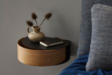 Eleganter Schlüsselkasten WALLIE aus Holz von WOUD, der ebenso gut als Nachttisch oder Wandregal genutzt werden kann Schlüsselkasten im dänischen Design aus Holz mit Ablage für den Flur - WALLIE von WOUD
