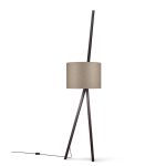 Wandleuchte LUCA LEAN von maigrau mit einem Filz-Textilschirm in bronzegrau und einem Gestell in Eiche geräuchert  Designer Wandleuchte in Eiche geräuchert mit Lampenschirm aus Filz in bronzegrau - LUCA LEAN von maigrau