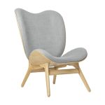Lounge Sessel aus Holz in Eiche mit Sterling Bezug - A CONVERSATION PIECE TALL LOUNGE CHAIR von UMAGE