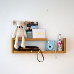 Erhältlich ist das dekorative Wandregal LILIAN von Jan Kurtz in zwei Größen und kann wahlweise horizontal odervertikal an der Wand befestigt werden LILIAN von Jan Kurtz - dekoratives Wandregal aus Holz
