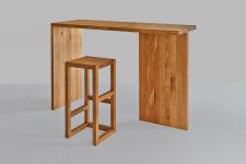 Der elegante Barhocker STEP von vitamin design ist ein optischer Gewinnbringer für jede Bar Holzhocker in Eiche geölt STEP von vitamin design