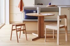 Klappbarer Hocker und Schemel ANGLE STOOL aus Holz von FORM & REFINE mit Wandhaken  Klappbarer Hocker und Schemel aus Holz mit Wandhaken - ANGLE STOOL von FORM & REFINE