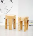 Die runden Hocker JAVA sind aus witterungsbeständigem Teakholz gefertigt und sowohl für den Innen- als auch für den Außenbereich geeignet Hocker JAVA für den Innen- und Außenbereich aus Teak