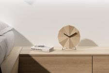 Die Designer Tischuhr DELTA CLOCK von LAWA DESIGN überzeugt als moderner Zeitmesser und setzt stilvolle Akzente Designer Tischuhr aus Holz mit Metallgestell - DELTA CLOCK von LAWA DESIGN