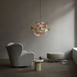 Die Holz Hängeleuchte TR747 von Tom Rossau besteht aus mehreren Papierfliegern Eingeschaltete Extravagante Hängeleuchte aus Holz mit Papierflieger von Tom Rossau - TR747