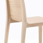 Detail der Rückenlehne und Sitzfläche des massiven Holzstuhls YOUNG von Pedrali aus gebogenem Multiplex Holzstuhl von Pedrali - YOUNG 420 Sitzfläche aus leichtem gebogenem Multiplex