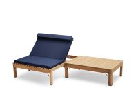 Klappbare Teak Sonnenliege RIVIERA LOUNGE von Skagerak mit passender Auflage in Marineblau Teak Sonnenliege und Klappliege mit Auflage in Marine - RIVIERA LOUNGE von Skagerak