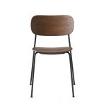 Vorderansicht des Stuhls CO DINING Chair von Audo Copenhagen in Eiche, dunkel gebeizt mit einem Gestell aus schwarzem Metall Stuhl aus Holz in Eiche dunkel gebeizt und Metall in schwarz Co Dining Chair von Audo Copenhagen