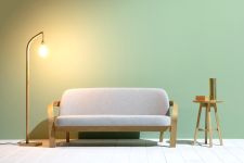 Elegante Stehlampe mit Glühbirne aus Holz und Messing - WHEAL FLOOR LIGHT von Tom Raffield