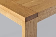 Detailaufnahme des Massivholztisches LUNGO in Eiche geölt von vitamin design Massivholztisch Ausziehbar in Eiche geölt LUNGO von vitamin design