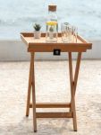 Ob am Pool oder als Ergänzung der eigenen Loungeecke: Auf dem Tabletttisch SERVING TRAY WITH TRAY STAND von Traditional Teak stehen die Getränke jederzeit in nächster Nähe bereit Beistelltisch mit abnehmbarem Tablett SERVING TRAY WITH TRAY STAND von Traditional Teak