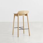 Dänischer Design Tresenstuhl MONO mit Lehne von WOUD in Eiche, weißpigmentiert lackiert von hinten Rückansicht Tresenstuhl aus Holz in Eiche mit kleiner Lehne - MONO von WOUD