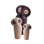 Dekoratives Eulen-Trio mit den unterschiedlich großen Holzfiguren OWL von architectmade in Eiche natur und Eiche geräuchert Dekofiguren Eulen aus Holz in Eiche - OWL von Paul Anker für architectmade