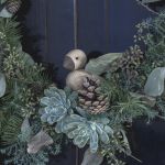 ALFRED, der Vogel aus Holz, als Dekoration für einen weihnachtlichen Kranz