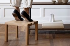 Ein echter Alltagsheld: Der Tritthocker PEG STEP STOOL von MOEBE erleichtert Erwachsenen den Zugang zu hohen Schränken und Kindern das Erreichen des Waschbeckens  Tritthocker aus Holz in Eiche Peg Step Stool von Moebe