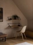Im Zusammenspiel des Wandregals RAIL SHELF und dem gleichnamigen Schreibtisch RAIL DESK von Audo Copenhagen entsteht ein modernes Home Office im dänischen Design MENU - RAIL SHELF Wandregal aus Holz und Metall für ein modernes Home Office