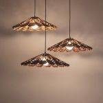 Die ausgefallene Pendelleuchte QUILL aus dampfgebogenem Holzfurnier in Eiche oder Walnuss QUILL groß von Tom Raffield ausgefallene Pendelleuchte Holz in Walnuss oder Eiche