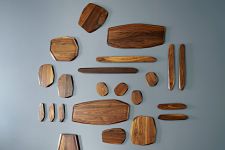 Passend zu den kleinen Frühstücksbrettchen bietet Noyer auch größere Schneidebretter und ein magnetisches Messerbrett aus Holz an Frühstücksbrettchen in Nussbaum - Schneidebrettchen 2er-Set von Noyer