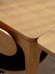Die Schubladen des Esstisch HEART'N'SOUL DINING TABLE 120 von UMAGE schaffen nicht nur Ordnung, sondern dienen auch als Halterung der Verlängerungsplatten Esstisch aus Holz mit Schubladen im Detail - Der Heart N Soul Dining Table 120 von Umage