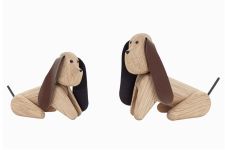 Dank der beweglichen Gliedmaßen lassen sich die Holzfiguren MY DOG von Andersen Furniture verschieden positionieren - so kann der Hund aus Holz sitzen, stehen oder liegen Andersen Furniture MY DOG - Hund aus Holz
