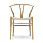 Vorderansicht des Design Esstischstuhls CH24 Wishbone Chair von Carl Hansen & Søn in Eiche lackiert mit Sitz aus naturfarbenen Papierkordeln Design Esstischstuhl in Eiche CH24 Wishbone Chair von Carl Hansen and Son