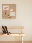 Der Materialmix aus hellem Canvas und lebendig gemasertem Eichenholz verleiht der Pinnwand RIM PINBOARD von FORM & REFINE einen natürlichen Look  Pinnwand aus Holz in Eiche Rim Pinboard von Form & Refine