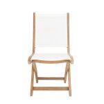 Auf der 42 x 46 cm großen Sitzfläche des Teakholz Klappstuhl JUMP von Jan Kurtz entspannt Sitzen Teakholz Klappstuhl mit Batyline Bezug in weiß JUMP von Jan Kurtz