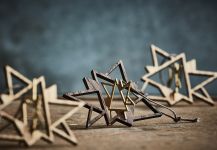 Einzeln, aber besonders als Gruppe schmücken die TWINKLE MINI Sterne den Weihnachtsbaum, einen winterlich dekorierten Strauch oder dienen als stilvollen Fensterschmuck Weihnachtsbaumschmuck Sterne als Anhänger- TWINKLE MINI von The Oak Men