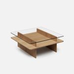 Die parallel verlaufenden Linien verleihen dem Couchtisch nicht nur eine geometrische Ästhetik, sondern sind auch namensgebend für den PARALLEL COFFEE TABLE von WOUD Design Couchtisch aus Holz und Glas - Der Parallel Coffee Table von Woud