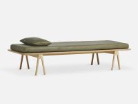 Relaxliege LEVEL DAYBED im dänischen Design von WOUD aus Holz in Eiche, weißpigmentiert lackiert und moosgrünem Leder Relaxliege aus Holz in Eiche und Leder moosgrün - LEVEL DAYBED von WOUD