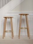 Neben dem THE SOCIALITE COUNTER STOOL (67,5 cm) stellt UMAGE auch den höheren THE SOCIALITE BAR STOOL (77,5 cm) vor  UMAGE THE SOCIALITE COUNTER STOOL Thekenhocker aus Holz