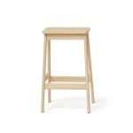 Ein hoher Komfort, eine minimalistische Form und eine hochwertige Verarbeitung kennzeichnen den Barhocker ANGLE STANDARD BAR STOOL von FORM & REFINE aus Holz in Buche FORM & REFINE Angle Standard Bar Stool Barhocker aus Buchenholz im dänischen Design