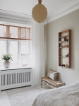 Modernes Schlafzimmer-Setting mit dem flachen Wandregal FIVESQUARE im dänischen Design von We Do Wood Flaches Wandregal aus Holz FIVESQUARE von We Do Wood