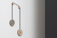 Ausgefallene Designer-Wanduhr PENDULE aus Eichenholz mit Spiegel von Drugeot Manufacture Ausgefallene Designer-Wanduhr aus Holz mit Spiegel - Drugeot Manufacture PENDULE