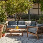 Dank der großen Polster verspricht das Outdoor Sofa VIRKELYST von Skagerak maximalen Komfort und bietet auf einer Länge von 210 cm 3 Personen bequem Platz Skagerak - VIRKELYST 3-SEATER Outdoor Sofa 3-Sitzer aus Holz