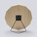 Rückseite der Designer Wanduhr DELTA CLOCK von LAWA DESIGN mit Batteriefach Designer Tischuhr aus Holz mit schwarzem Metallgestell - DELTA CLOCK von LAWA DESIGN