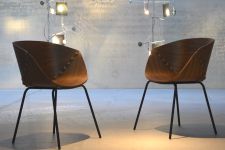 Stilvoller Schalenstuhl GOSSIP aus Holz von Jan Kurtz für das Esszimmer Schalenstuhl und Armlehnstuhl aus Holz für das Esszimmer - GOSSIP von Jan Kurtz