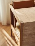 Hochwertiger Beistelltisch mit Magazinhalter JOURNAL SIDE TABLE von FORM & REFINE