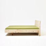 Klare Linien, ausgewählte Materialien und eine hochwertige Verarbeitung kennzeichnen das Massivholzbett ANNA WOOD von Sixay - ganz im Sinne des ungarischen Designlabels massives Holzbett mit schrägem Kopfteil im schlichten Design - ANNA WOOD von Sixay