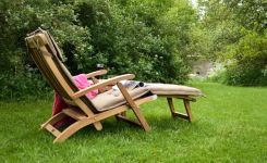 Wir sind uns sicher: Der Deckchair VICTORIA von Traditional Teak wird schnell zum neuen Lieblingsort im eigenen Garten Deckchair VICTORIA
