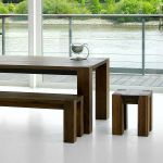 Der Massivholzhocker TAURUS passt hervorragend zu dem gleichnamigen Tisch und der Sitzbank (ebenfalls von vitamin design)  Hocker Massivholz in Nussbaum geölt TAURUS von vitamin design