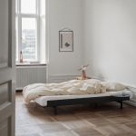 MOEBE BED Ausziehbett aus pulverbeschichtetem Stahl in Schwarz