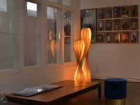 Stimmungsvolle Design Stehleuchten TR7 (M) und TR7 (L) von Tom Rossau aus Birkenfurnier Tom Rossaus TR7 - Design Stehleuchten aus Birkenfurnier modern