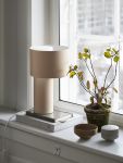 Tagsüber ein elegantes Dekoobjekt, nachts eine Lichtquelle: Die elegante Tischleuchte TANGENT TABLE LAMP von WOUD begseistert ästhetisch und funktional Woud - Tangent Table Lamp elegante Tischleuchte im dänischen Design