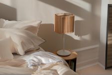 Modernes Schlafzimmer-Setting mit der Tischleuchte KOMOREBI CIRCLE im dänischen Design von UMAGE Lampenschirm für Tischleuchte KOMOREBI von UMAGE