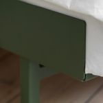 MOEBE BED - Ausziehbett aus pulverbeschichtetem Stahl in Pine Green