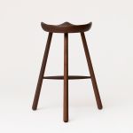 FORM & REFINE - SHOEMAKER CHAIR NO. 68 Design Barhocker in Eiche geräuchert