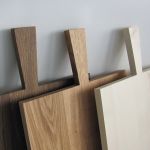 Breite Schneidebretter von Raumgestalt in geräucherter Eiche, geölter Eiche und Ahorn - hier in 1,8 und 2,2 cm Stärke  Schneidebretter mit Griff von Raumgestalt aus verschiedenen Holzarten