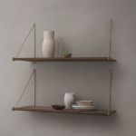 Auf dem eleganten Regal LOOP SHELF von We Do Wood finden neben persönlichen Gegenständen auch stilvolle Vasen und Dekoschalen einen geeigneten Platz We Do Wood - LOOP SHELF Design Wandregal aus Eichenholz und Messing